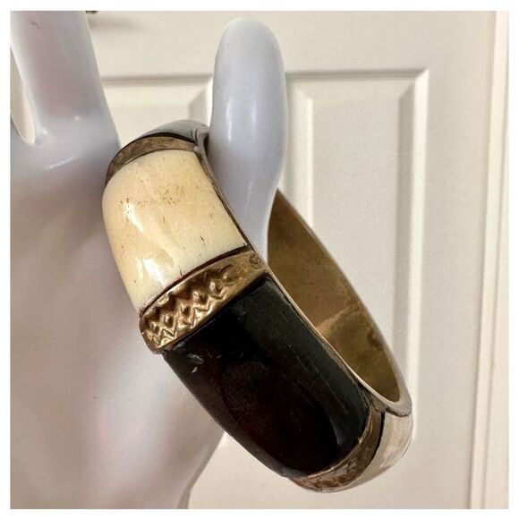 Bone black and brass bangle bracelet - Picture 8 of 8